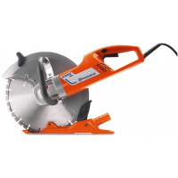 Электрорезчик Husqvarna Construction K3000 VAC 9667158-01 - это инструмент для профессионального пользования. <br />
С его помощью можно разрезать строительные блоки, трубы, опоры и другие материалы. <br />
Работает данная модель от электросети - поэтому