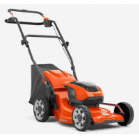 Husqvarna LC137i — это интуитивно понятная и простая в использовании аккумуляторная газонокосилка, идеально подходящая для стрижки небольших газонов или для обрезки сложных участков. Эта небольшая и легкая газонокосилка позволяет быстро и бесшумно косить