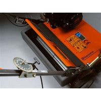 Сеялка 5391071-86 Husqvarna применяется как дополнительное приспособление к скарификатору DT22 Хускварна. <br />
Устройство используется для равномерного посева семян в почве. <br />
Имеет специальную рукоятку для начала и прекращения сеяния. <br />
Проз