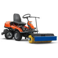Щетка Husqvarna 9650708-01 используется для очищения территории с помощью райдера Husqvarna 15V2 AWD. <br />
Легко и быстро убирает листья, песок и другие загрязнения. <br />
Может устанавливаться под необходимым углом поворота вправо или влево, благодар